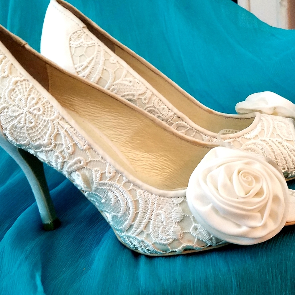 3/$18 Cream👠Pumps with Lace & Rosettes!! NWT🌹